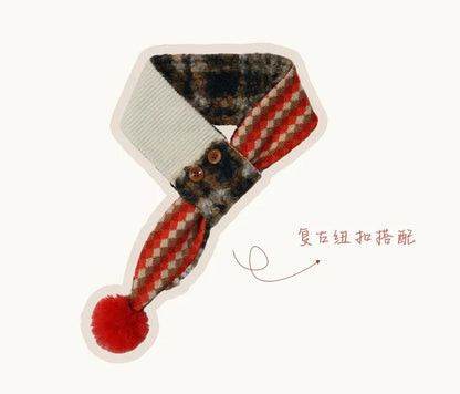 Button closure Christmas pet scarf detail
